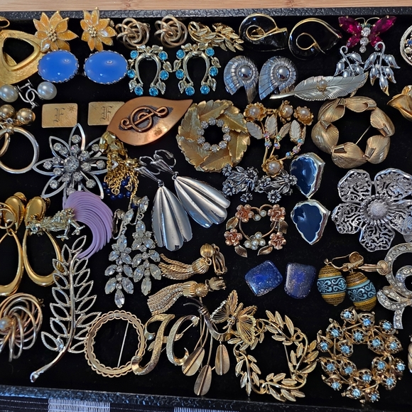 *Final Price* Huge Tray Assortment Lot Vintage Brooches & Earrings Bundle Estate - Picture 3 of 15